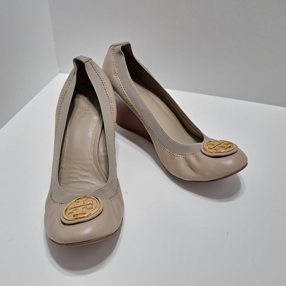 Tory Burch Caroline wedge heel, size 9.5M  Tan - Picture 2 of 16